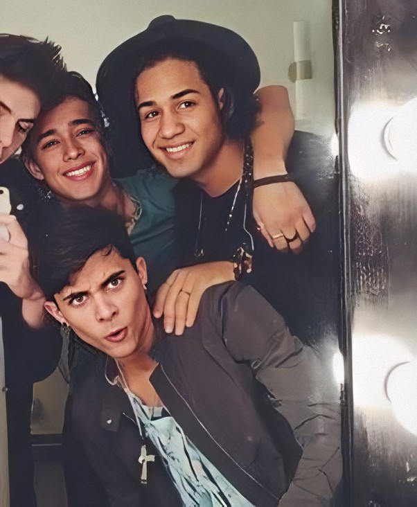 LH0TB91's tweet photo. #LaBandaErick #LaBandaJoel #LaBandaRichard #LaBandaChristopher #LaBandaZabdiel
después de casi 5 años,,, vengo a informarles que ellos ganaron... nose si sabían https://t.co/7ETzBedEA9