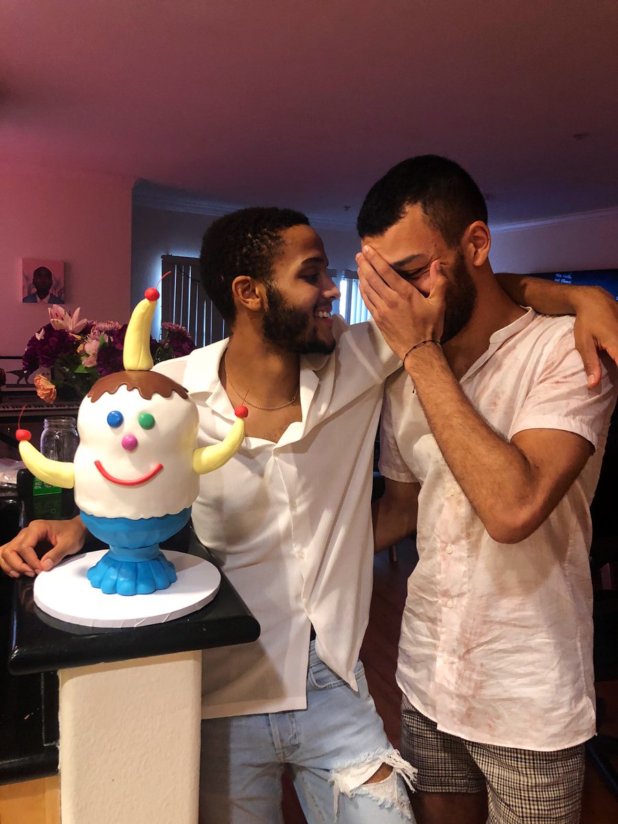 It’s my brother’s 25th birthday & his boyfriend surprised him with a Triple Gooberberry Sunrise !! 👨🏽‍🤝‍👨🏾💕🎈🎉
