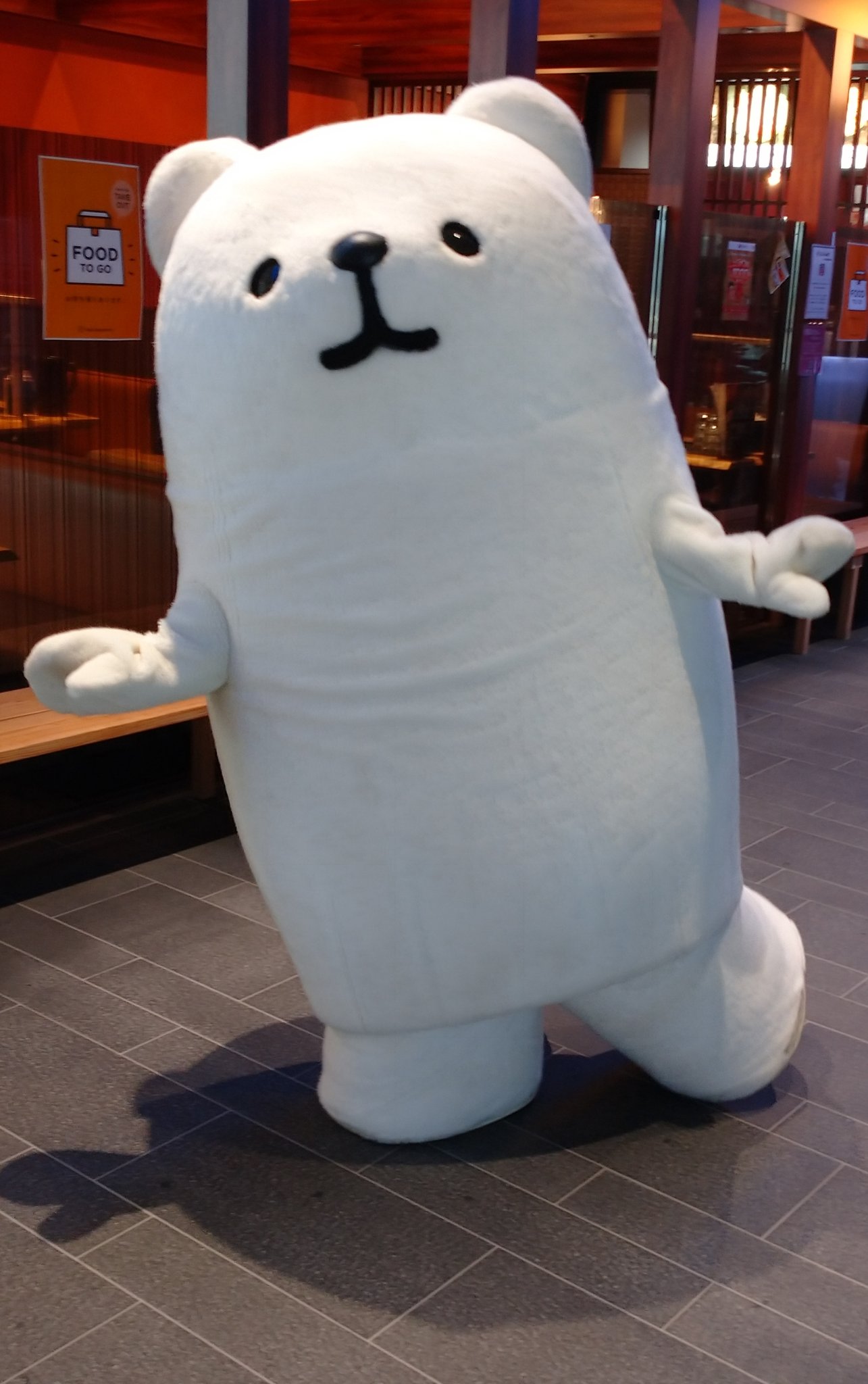 カツミ 鹿児島銀行のキャラクター しろどんとくろどん しろどんはともかく くろどんはエスカレーターに乗れるのか 乗れた 鹿児島銀行 Payどん T Co 6lnsmyc56o Twitter