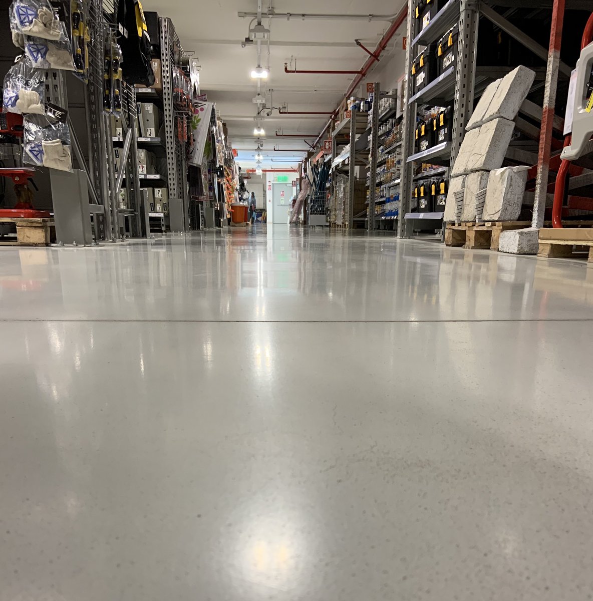 Nuestro sistema #RCRMasterMall ofrece una amplia gama de soluciones de pavimento ante los más exigentes requerimientos estéticos y de durabilidad. #lideresdelmundoplano #losasindustriales #rcrmastermall #saladeventas #SinFiltro rinolpavimenta.com.pe