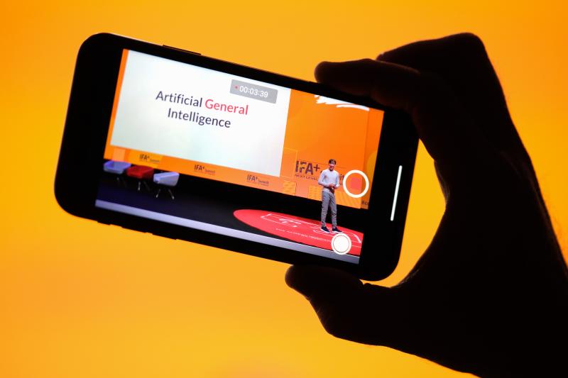 MesseBerlin's tweet photo. 🔜 In drei Wochen trifft sich die Branche der Consumer und Home Electronics auf der @IFA_Berlin Special Edition! Wir freuen und auf mehr als 80 internationale Brands und Start-ups, die ihre Innovationen präsentieren. https://t.co/xXO4J5g1uv #IFA20 #MesseBerlin #TechIsBack https://t.co/PxemTYeL73