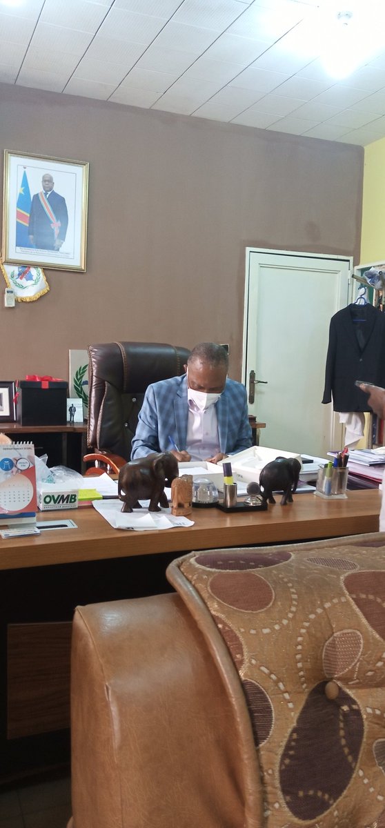 FellyMbula2's tweet photo. Jour J-5 de la grande rencontre solennelle où les médecins vont réfléchir sur le devenir de leur propre et chère corporation! L'ESCM était là à la Fac Médecine avec le Doyen le Prof Dr Kayembe pour les derniers mis au point! https://t.co/wn7acauBVs