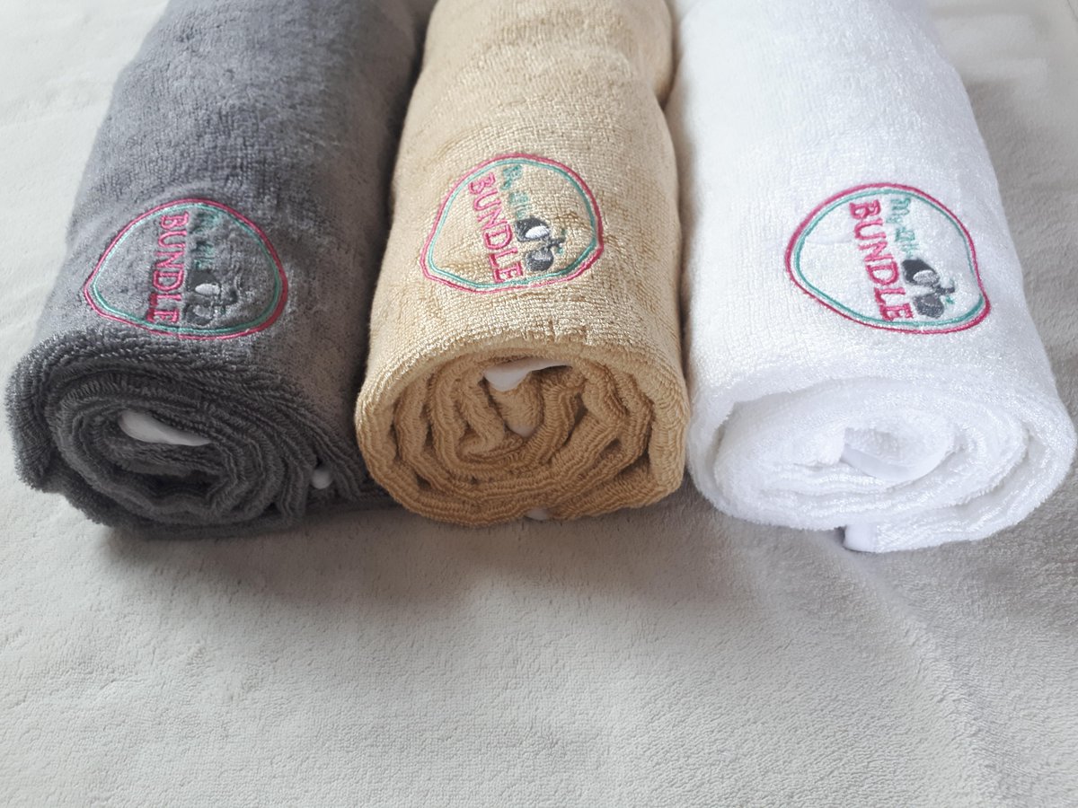 mylittlebundle1's tweet photo. Looking for a new baby bath towel? The towel from My Little Bundle is super size, luxuriously thick and features a unique gloved design which helps lift your baby out of the bath! Three colours to choose from. #babybathtowel https://t.co/hV301UWZDE