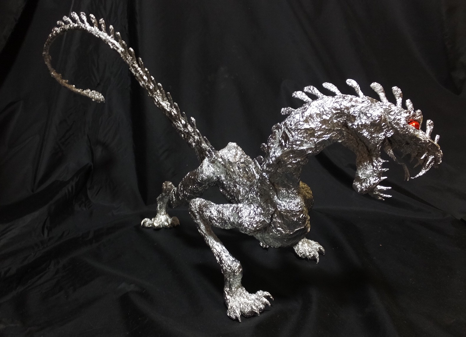 箔屋スフィカ アルミホイル創作 アルミホイルアート 狗蛇竜 黒背景で撮り直し シルエットはっきりしてイイ感じ T Co T7u56ld9zp Twitter