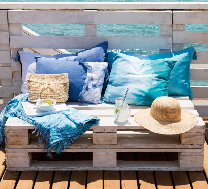 HogarJardin's tweet photo. Apila dos palés y añade un par de cojines con fundas teñidas a mano para crear una zona #chillout en la #terraza. Para teñir con efecto degradado, prepara el tinte, enrolla la funda mojada en un palo, y sumerge y desenrolla la tela a intervalos regulares. Idea de Elmueble https://t.co/BuDMeFi8dw