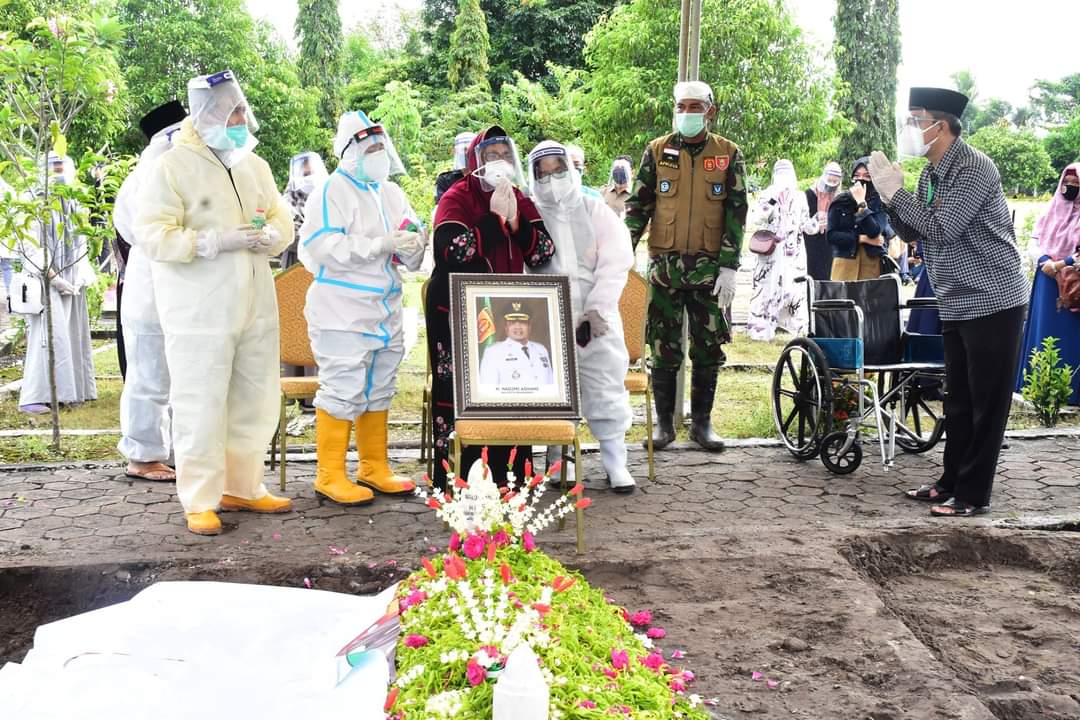 Rumbunisme's tweet photo. Perjuanganmu melawan covid akan jadi ladang pahala mu!
Selamat jalan walikota kami! https://t.co/fAe0eGNmSA