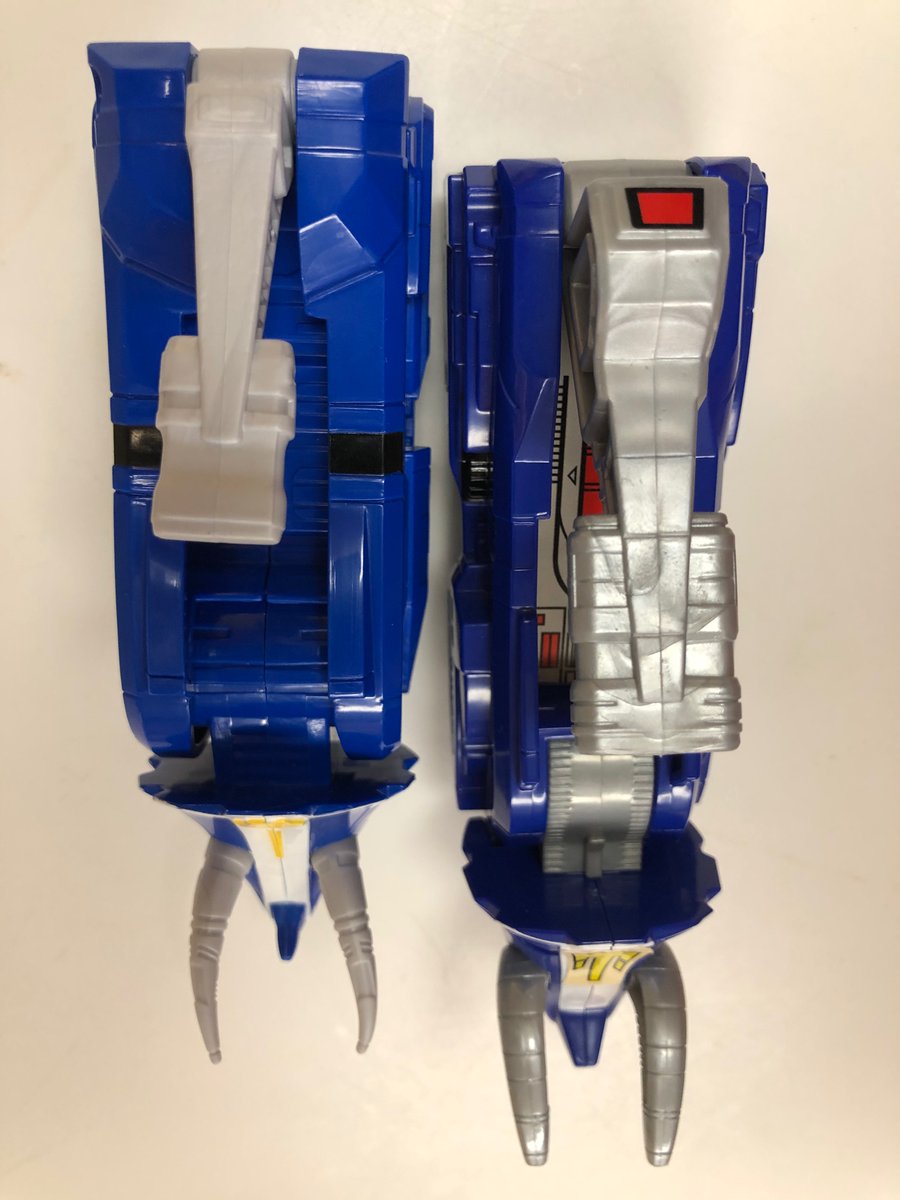 ZordBuilder's tweet photo. #Triceratops showdown. #Bandai horns stubbier, more detail. #Hasbro missing the black details in the “wheels,” tail more hollow.

#MMPR #megazord. 
#ComparisonTime! #Dinozords  #Mastodon #Pteradactyl #SaberToothTiger  #Tyrannosaurus #Zords #MightyMorphin #PowerRangers https://t.co/cE8qXL2Urz