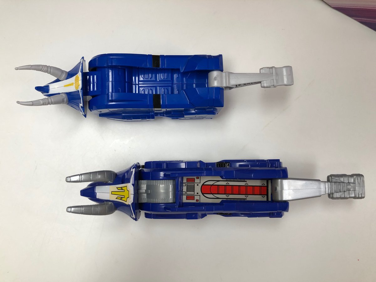 ZordBuilder's tweet photo. #Triceratops showdown. #Bandai horns stubbier, more detail. #Hasbro missing the black details in the “wheels,” tail more hollow.

#MMPR #megazord. 
#ComparisonTime! #Dinozords  #Mastodon #Pteradactyl #SaberToothTiger  #Tyrannosaurus #Zords #MightyMorphin #PowerRangers https://t.co/cE8qXL2Urz