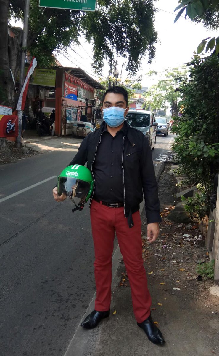 Ddiet's tweet photo. #BawaHelmSendiri #GrabXDiela stay safe naik @GrabID plus dapet kode promo. Seniman @dielamaharanie https://t.co/B7S9XFXM2F