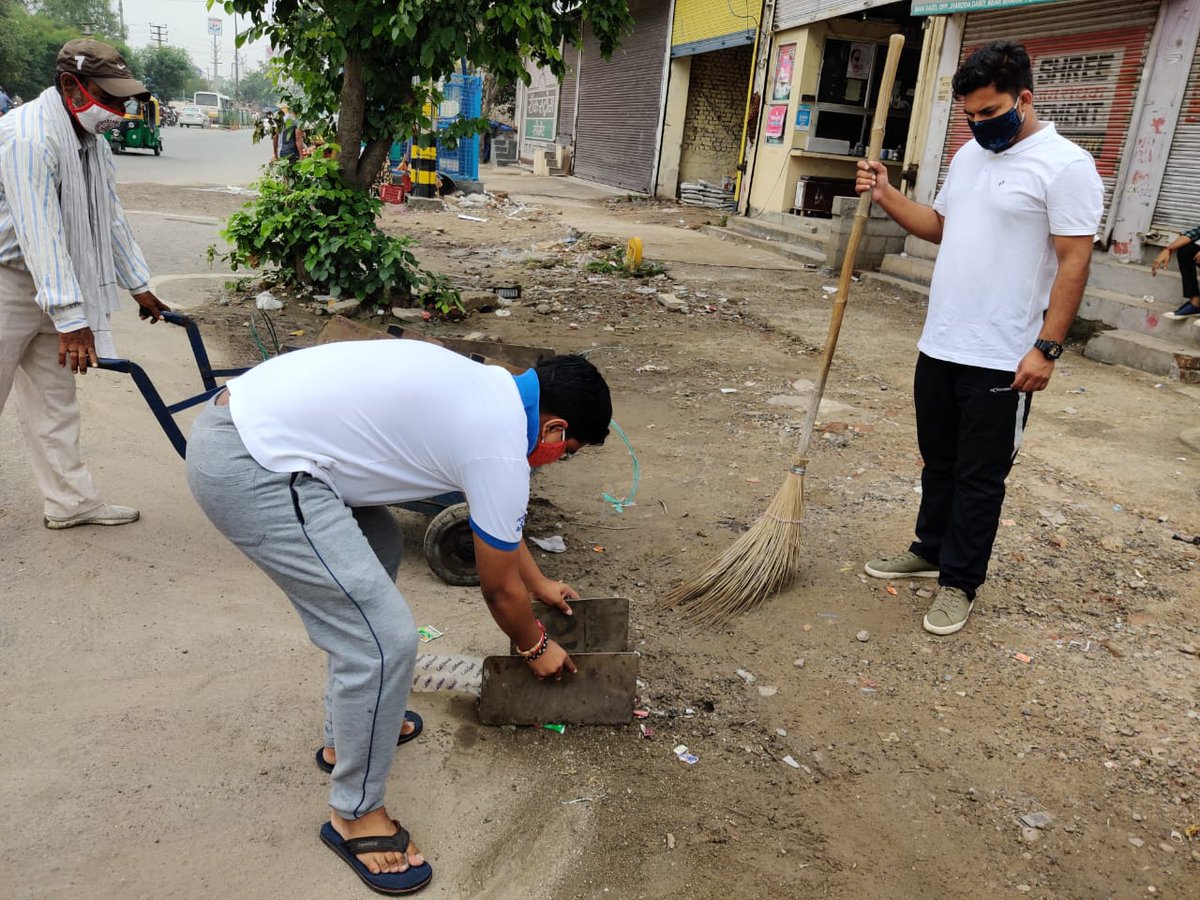deweshtiwary's tweet photo. "गंदगी भारत छोड़ो" 
भारत के यशस्वी प्रधानमंत्री श्री @narendramodi जी के निर्देश पर 15 अगस्त तक 'गंदगी भारत छोड़ो सप्ताह' चल रहा है उसी क्रम में आज मैन रोड संत नगर, बुराड़ी में भाई @KrishnaaChaubey ,मनोज मिश्रा जी एवं छेत्र के अन्य लोगो के साथ सफाई अभियान चलाया । @ManojTiwariMP https://t.co/iFLHbw4BkJ