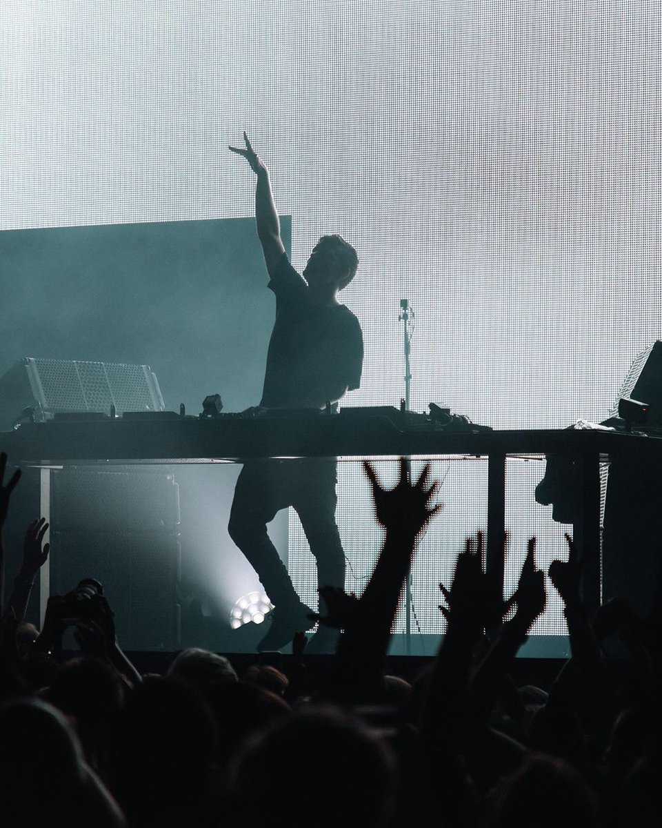 GarrixExclusive's tweet photo. Throwback when Martijn performed and raised a big amount for @WarChildHolland that was amazing 🙌🏼🙏🏼❤️ 
#edm #martingarrix #live https://t.co/XafmXrg7tX