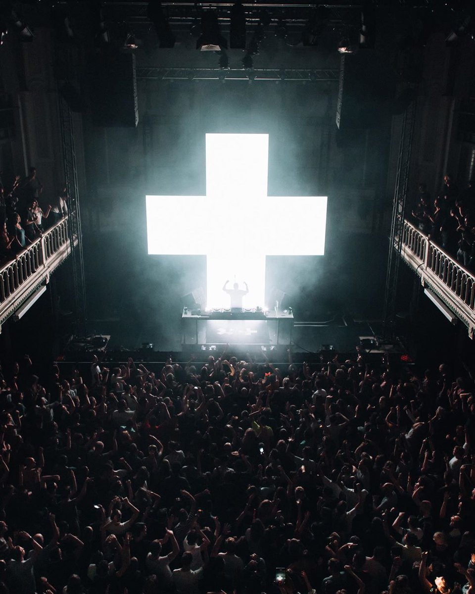 GarrixExclusive's tweet photo. Throwback when Martijn performed and raised a big amount for @WarChildHolland that was amazing 🙌🏼🙏🏼❤️ 
#edm #martingarrix #live https://t.co/XafmXrg7tX