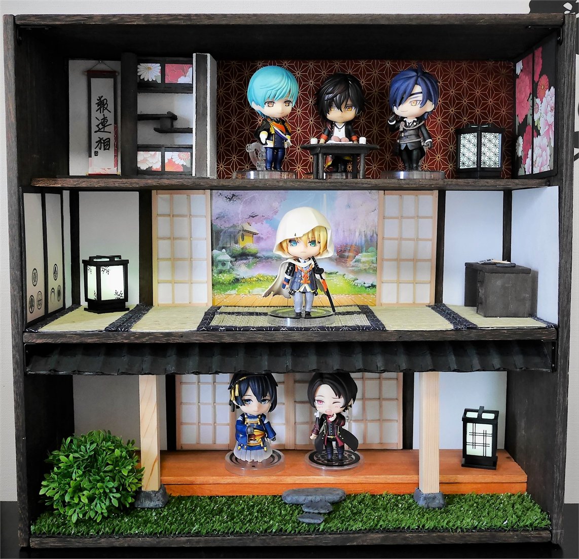 Erika 審神者4年目にして舞台刀剣乱舞にはまり ねんどろいど を買ったことをきっかけに 1か月程前からコツコツと製作していた 壁掛け式のねんどろいど本丸が完成しましたー ほぼ全て手作り ほぼ100円ショップの素材でできていますー めちゃくちゃ