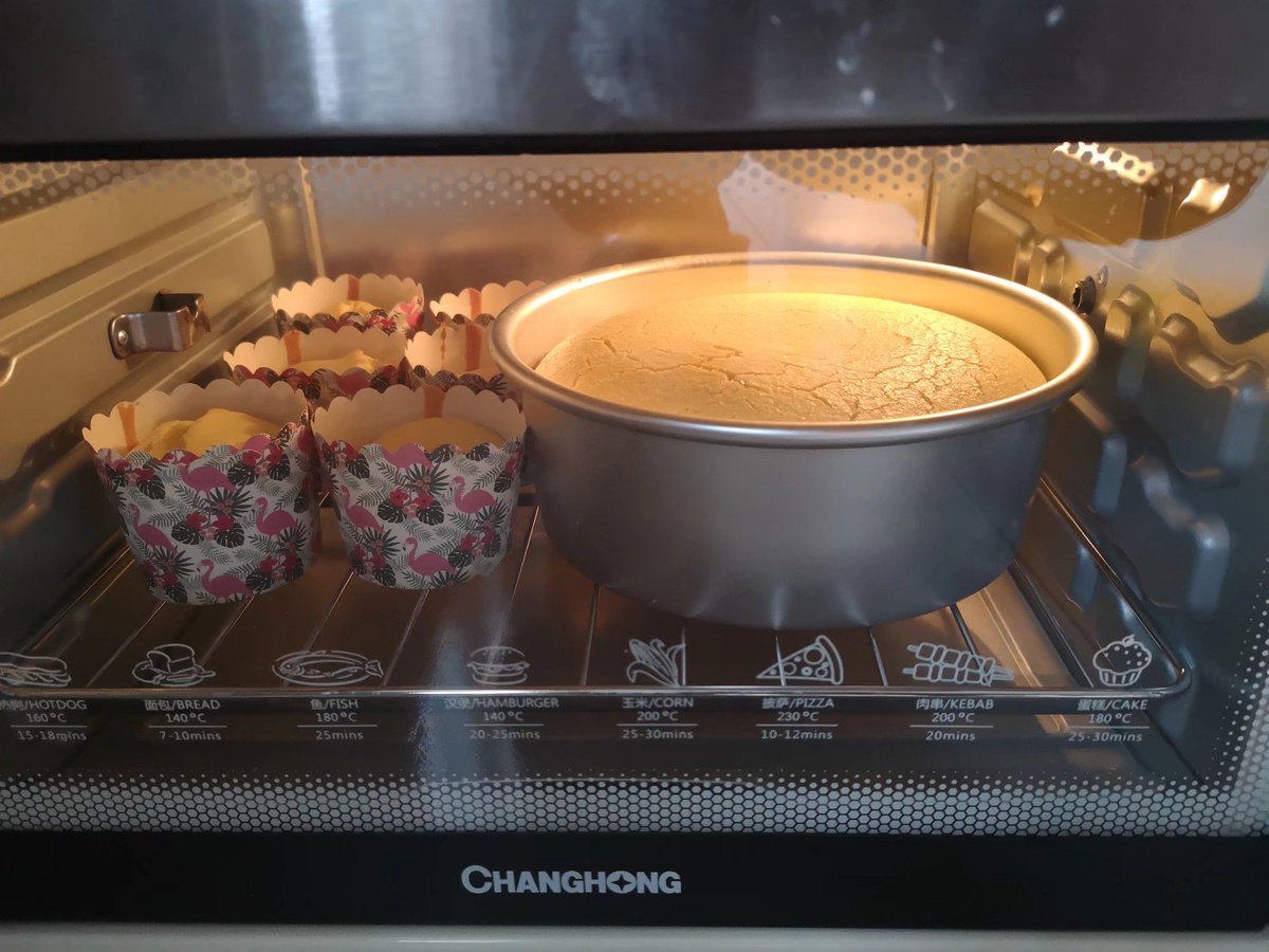 KasumiLesson's tweet photo. 今日はケーキを作ってみました🍰
楽しくて、食べるのも幸せですが、
去年の体重と今年を比べると、
「手里的面包突然不香了」🙈
……突然不香了:ネット流行語で、人への嫉妬を表すもの。
（スタイルがいい人が羨ましいな～）👗
#パンダレッスン 
#お菓子作り好きな人と繋がりたい https://t.co/iy97u2jZdH