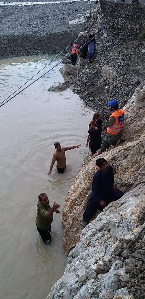 Aurangtweets's tweet photo. Floods, Snowfall, Covid or Polio. These men are there to render services other than their primary task of maintaining law and order in around 95% area of Balochistan. #Balochistan Levies Force ⁦@LeviesHq⁩ ⁦@dpr_gob⁩ https://t.co/b6BJFaquuF