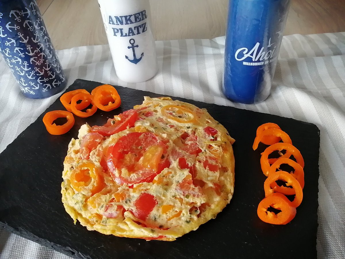 Allbacka1's tweet photo. Hallo zusammen ❤️ ja mich gibt's noch 😉😉 die Arbeit nimmt mich sehr ein, aber bald ist Urlaub angesagt.

Hier seht ihr ein leckeres Omelette falls noch jemand ne Frühstücksidee braucht 😘🥰

Kommt gut durch die Hitze 

#omelette #Hitzewelle #gutenmorgen #lecker #essen https://t.co/6m6d8S2AX3