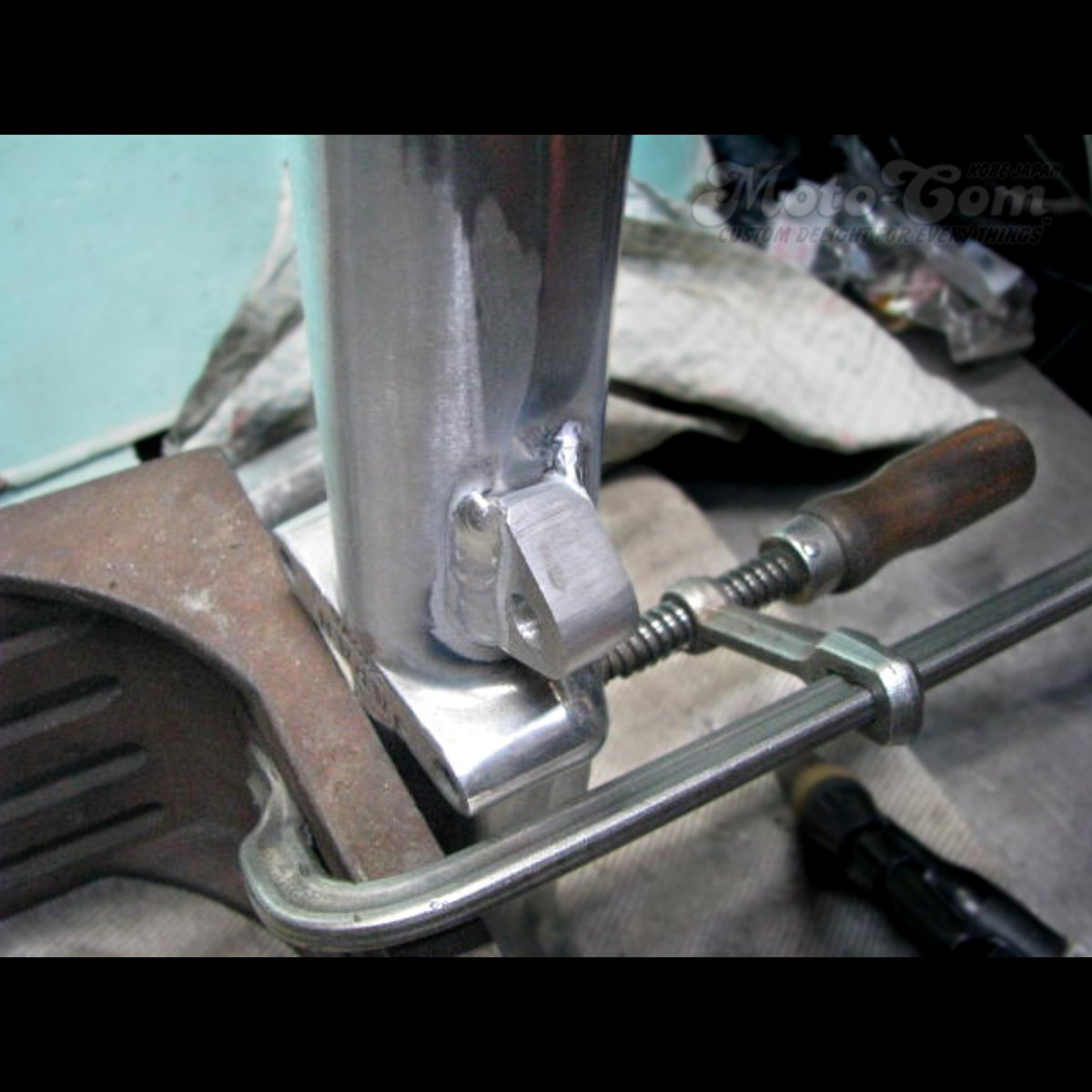 kobe_moto_com's tweet photo. フロントフォークのタブを変更する その16
Change mount stator tab on front fork for H-D #16
位置を合わせて溶接します。
#harley #HD #frontfork #フロントフォーク #custom #カスタム #motorcycle #モーターサイクル #bike #バイク
https://t.co/vMLzBv3Vo4 https://t.co/GvU6tdpd3O