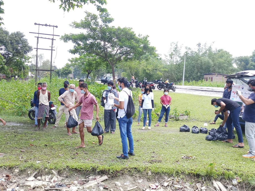 rotaract_r's tweet photo. On 09th August, 2020, ROTARACT CLUB OF BONGAIGAON has successfully completed the flood relief distribution campaign under the banner of "SAYHAYAT:  ASSAM NEEDS YOU" an initiative by the ROTARACT DISTRICT 3240.
Place of Distribution:
1. Sesapani, Bongaigaon.
2. Nepal para, Chirang https://t.co/W2pm1l9WPL