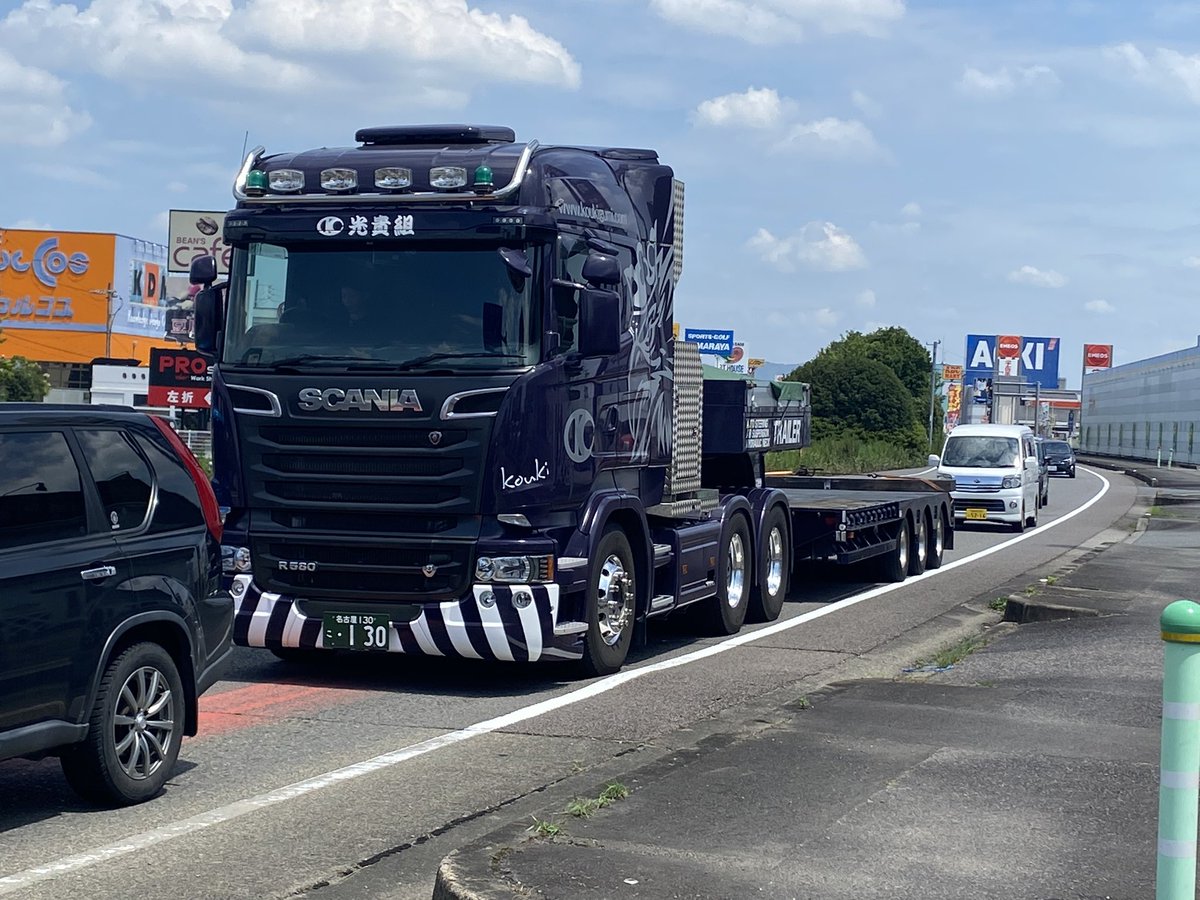 鶻鷹 シロハヤブサ リアパネルの銀の塗り潰しをよくよく見るとスズキのマークが見えるので 元はスズキ関連の運送 屋かも