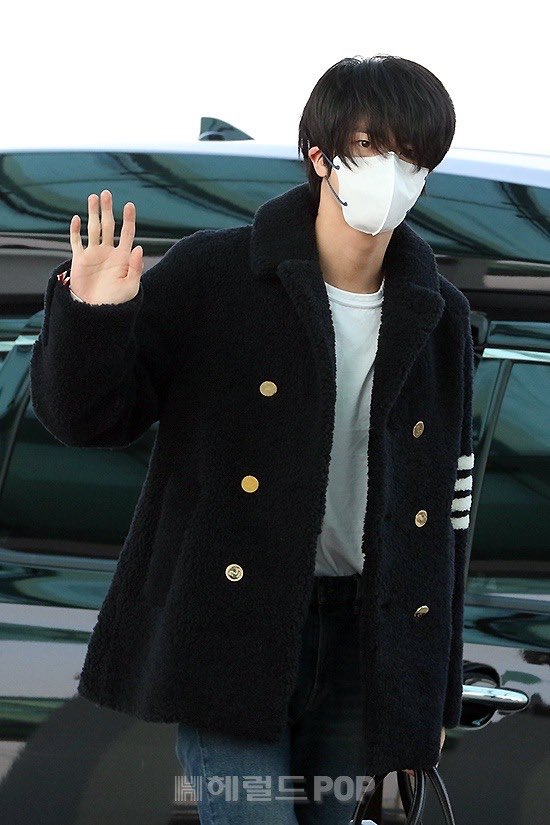 JlNSONYEONDAN's tweet photo. remember this Seokjin.. you can’t even see his face yet I’m sweating https://t.co/ycHpzwaEva