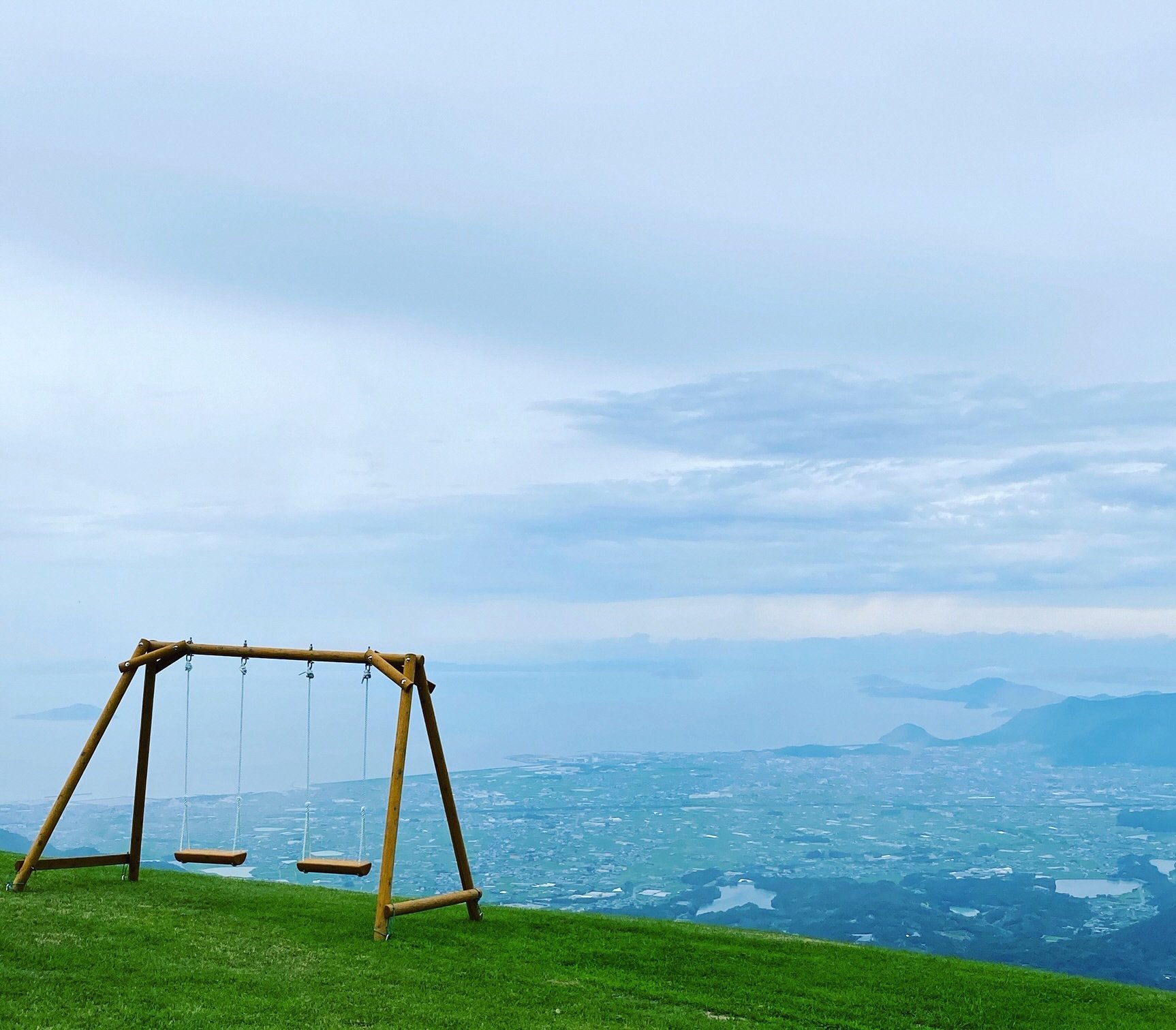うどん県 観音寺市大野原町の雲辺寺ロープウェイ山頂駅側の雲辺寺山頂公園に木製の 天空ブランコ 天空フォトフレーム がお目見え ブランコをこぐと まるで天空に吸い込まれそう ベンチも置かれているので 絶景を眺めながら１日ゆったりとすごして