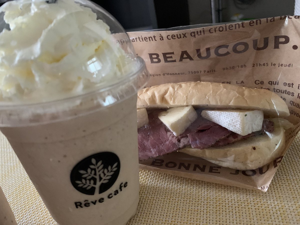 elizabeth31k's tweet photo. Reve cafeのコーヒーフルラートと、パストラミ&amp;カマンベールのカスクート😆
この前からここのフルラートがお気に入りです😆
#北見市　#Revecafe #フルラート https://t.co/0QHzm54W8P