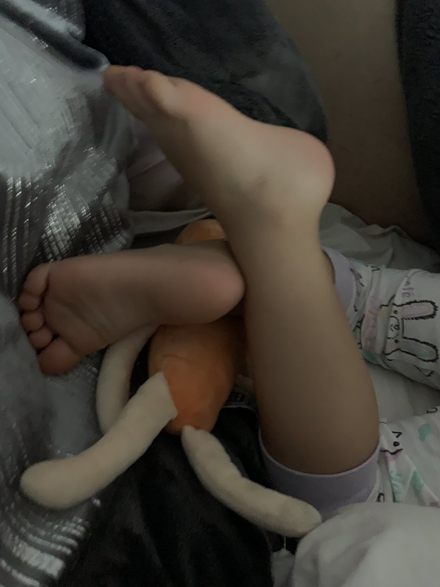 Rosiewalker89's tweet photo. Waking up next to these feet because my two year old thinks it’s ok to get up insanely early and get in my bed and repeatedly kick me in the head 🙄 https://t.co/VMwY7m00U7