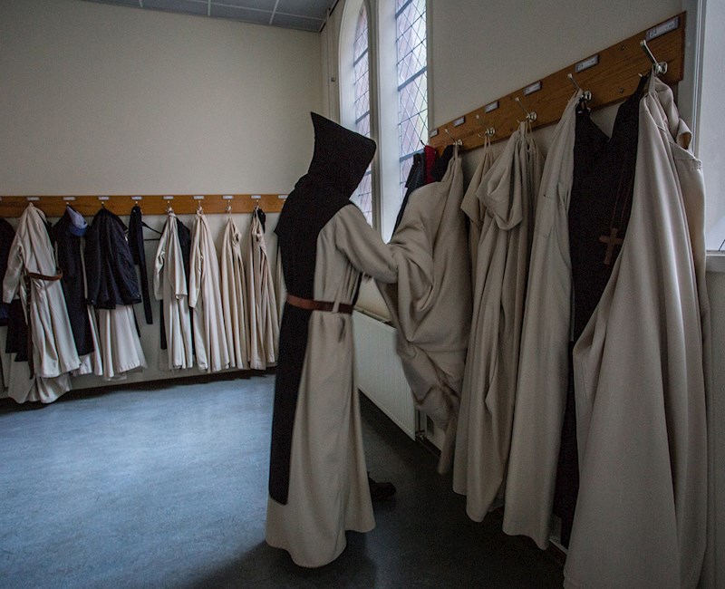 Het luisteren naar stilte kan verkoeling geven. Bijvoorbeeld de stilte van het klooster van de Trappisten. Je hoort eerst hoe ik door de lange kloostergang loop en dan komt de rust van de kapel. Op het laatst hoor de monniken die binnen komen. 
lekkerstil.nl/trappistenkloo…