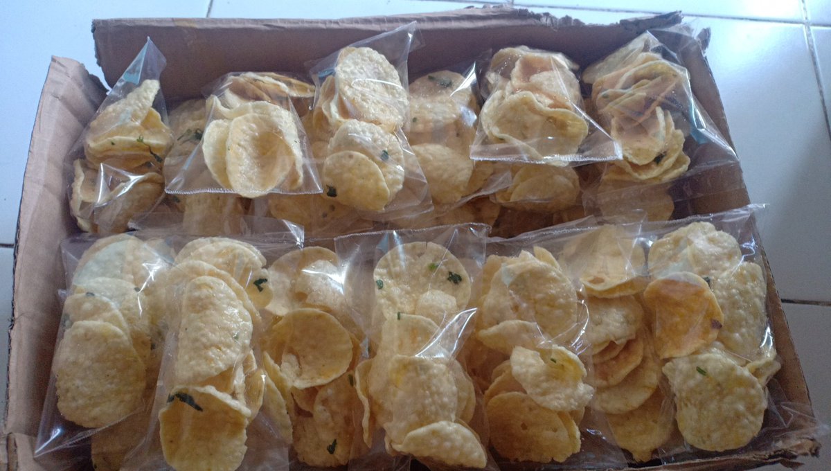 riego_lucky01's tweet photo. [TWITTER PLEASE DO YOUR MAGIC]
 
PASTI BANYAK ORANG BAIK DISINI 🙏🏻
SAYA JUALAN KERIPIK SINGKONG/UBI.
KALI AJA ADA YANG BERMINAT BISA DM SAYA LANGSUNG.
HARGA PER PERPCS 2.500 RUPIAH.
KALAU MAU ADA YANG BERAT 2.5 ONS HARGA 25.000 RUPIAH.
ADA RASA ASIN &amp; PEDAS MANIS.
AYO ORDER 🙏🏻🙂 https://t.co/WIs8l9pF7c