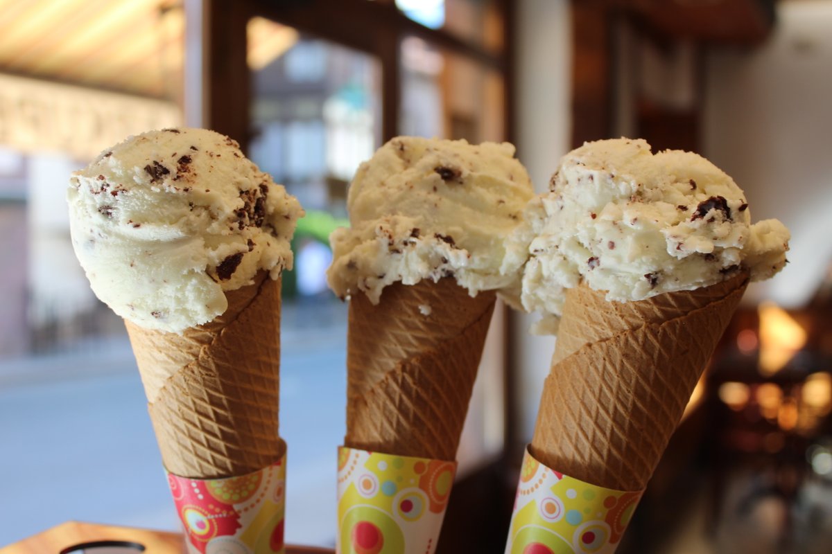 Baztan_Bidasoa's tweet photo. ¿Nos tomamos un #helado o prefieres un poco de #chocolate con avellanas #Pastelería Arkupe,  maestros chocolateros  #producto #artesano #Elizondo #Irurita #postre casero ¡Haz tu encargo! @Baztan_Bidasoa 
#Arkupe gozotegia, bizitzari goxotasuna emateko!
https://t.co/qF0eMlgVn0 https://t.co/PyKlW6ovtw
