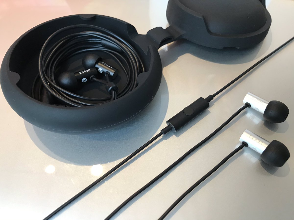 reb_audio's tweet photo. #E2000 はアルミ筐体
カラーはマットシルバーとマットブラックの2色展開です😊

#E2000C とC品番のものは
リモコンマイク付きで
リモートワークや通話、動画視聴にも便利✨

スライダーあげてシリコンケースに収納〜(๑>◡<๑)
#Eシリーズ https://t.co/lOCggVI5Ia
