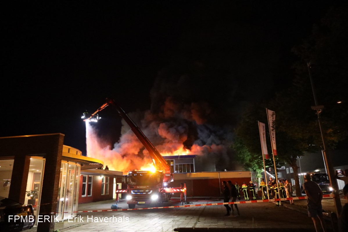 Brandweer Wijk en Aalburg en Waalwijk helpen bij grote brand in Tilburg -..