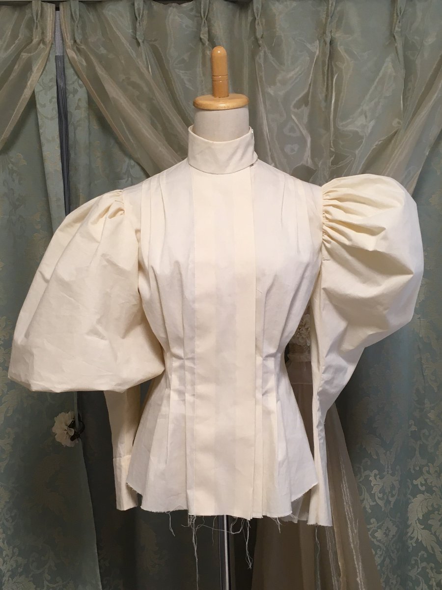 衣服標本家 長谷川 Arsさんは 半 分解展に来てくださり仲良くなりました 素敵な洋服を着ているな と思ったら なんと手づくりとのこと しかも 服づくりは独学とのこと このブラウスも手作業もりもりで 作り込みがエグいです Clo 3dも独学でやっている