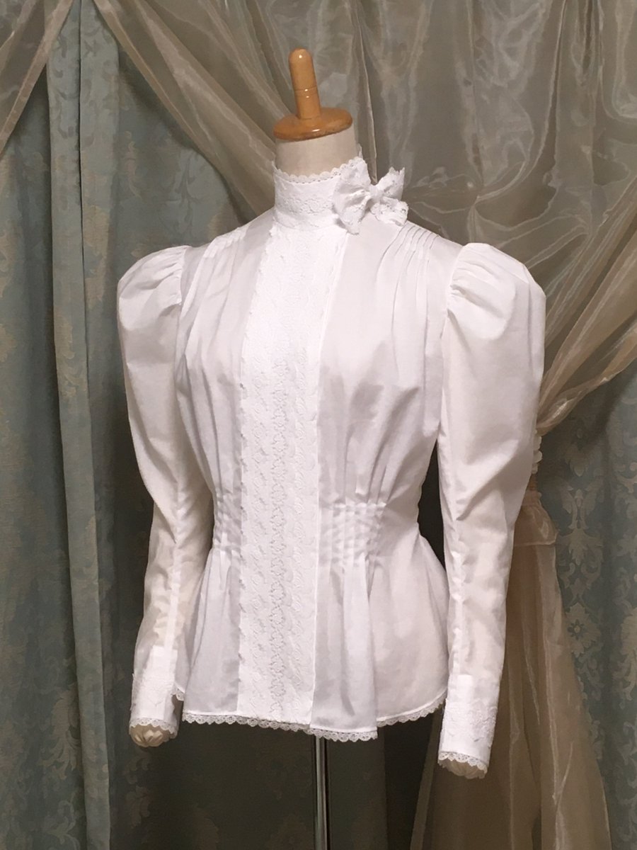 衣服標本家 長谷川 Arsさんは 半 分解展に来てくださり仲良くなりました 素敵な洋服を着ているな と思ったら なんと手づくりとのこと しかも 服づくりは独学とのこと このブラウスも手作業もりもりで 作り込みがエグいです Clo 3dも独学でやっている