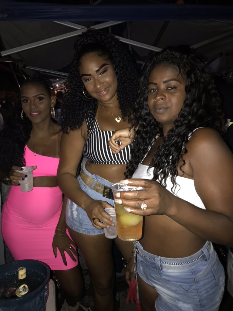 evelyncastelar's tweet image. Por aqui com elas🥰
#SambaDoBom
