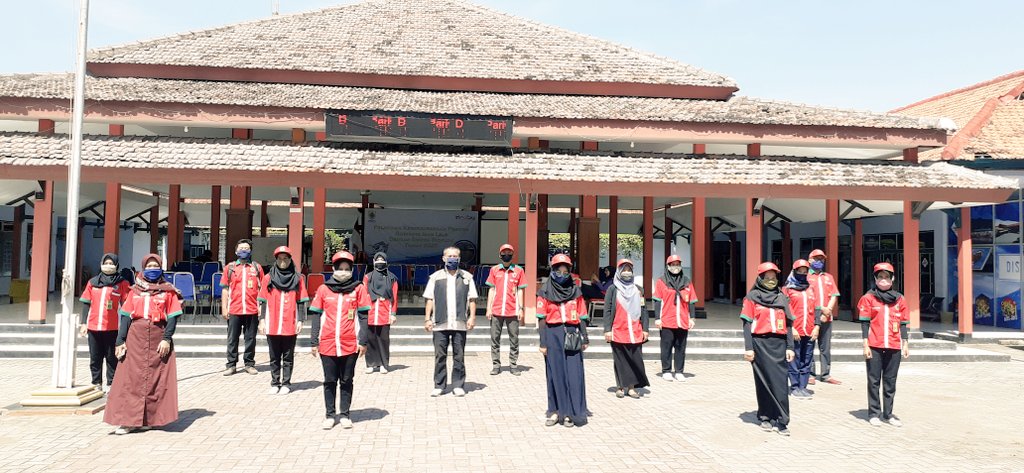 pkkppml2020's tweet photo. TIM PKKP Kab. Pemalang Tahun 2020
Saat masa adaptasi kebiasaan baru ini, kita harus tetap menjalankan protokol kesehatan dengan menjaga jarak dan selalu menggunakan masker, jaga kesehatan yaa!!!
#pkkppemalang #jatenggayeng

@Sinoeng69 @ganjarpranowo @disporaparjtg @disparporapml https://t.co/vdySMP8rKc