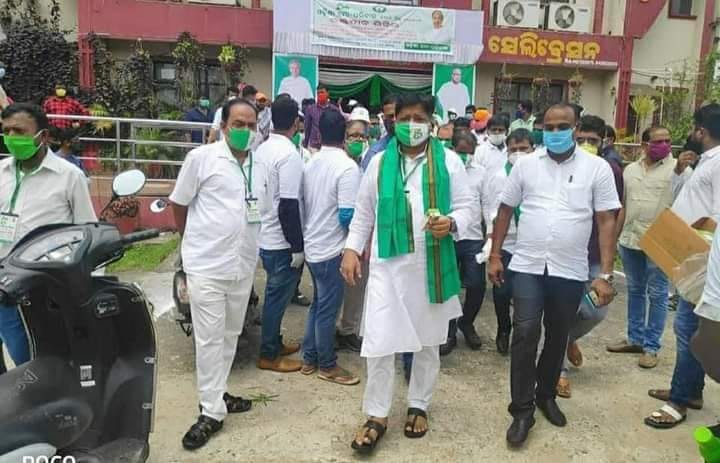 BJD4Cuttack's tweet photo. ଅଗଷ୍ଟ କ୍ରାନ୍ତି ଦିବସରେ କଟକ ଜିଲ୍ଲା ରେ ଅନୁଷ୍ଠିତ 'ଓଡ଼ିଶା - ମୋ ପରିବାର' ତରଫରୁ ରକ୍ତଦାନ ଶିବିର ରେ ଯୋଗଦାନ କରି ରକ୍ତଦାନ କରିଥିବା ରକ୍ତଦାତା ମାନଙ୍କୁ ଶୁଭେଚ୍ଛା ଜଣାଇଲେ ସାଲେପୁର ବିଧାୟକ ଶ୍ରୀଯୁକ୍ତ ପ୍ରଶାନ୍ତ ବେହେରା ।
@Naveen_Odisha 
@jenapratap66
@prasanta_MLA
@CuttackDM
@bjd_odisha https://t.co/ssJTlFgw50