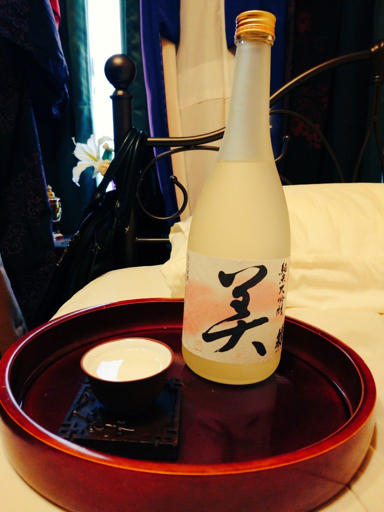 houzansanjin's tweet photo. 今週末の和モダンカフェバーイベントで出す故郷三河の酒・蓬莱泉(ほうらいせん)の純米大吟醸『美』です😌
良く香り、やや甘口で日本酒初心者さんでも飲みやすいと思います。私のお気に入りの日本酒です🍶
¥700でのご提供です。是非に😉
#和モダンカフェバー薔薇亭
#moja2
#日本酒
#蓬莱泉 https://t.co/82VIRYilz1
