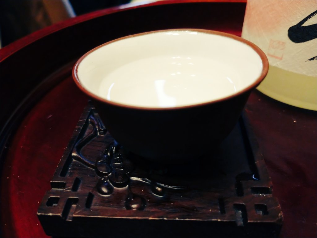houzansanjin's tweet photo. 今週末の和モダンカフェバーイベントで出す故郷三河の酒・蓬莱泉(ほうらいせん)の純米大吟醸『美』です😌
良く香り、やや甘口で日本酒初心者さんでも飲みやすいと思います。私のお気に入りの日本酒です🍶
¥700でのご提供です。是非に😉
#和モダンカフェバー薔薇亭
#moja2
#日本酒
#蓬莱泉 https://t.co/82VIRYilz1