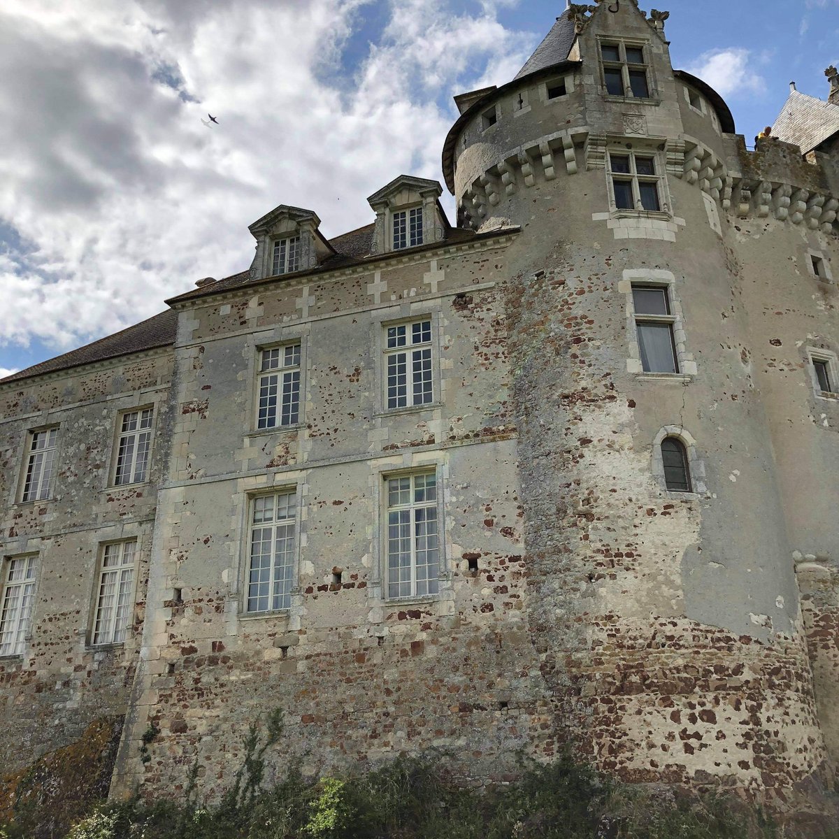 CentreQuestion's tweet photo. Nous vous emmenons au Château du Bouchet, géant du pays des mille étangs ! 

Retrouvez notre vidéo sur notre chaîne YouTube :
https://t.co/3bAAAXOfod

#CetEteJeVisiteLaFrance #CetEteJeVisitelIndre #Berry #Indre #Brenne https://t.co/30fbNKjLYN