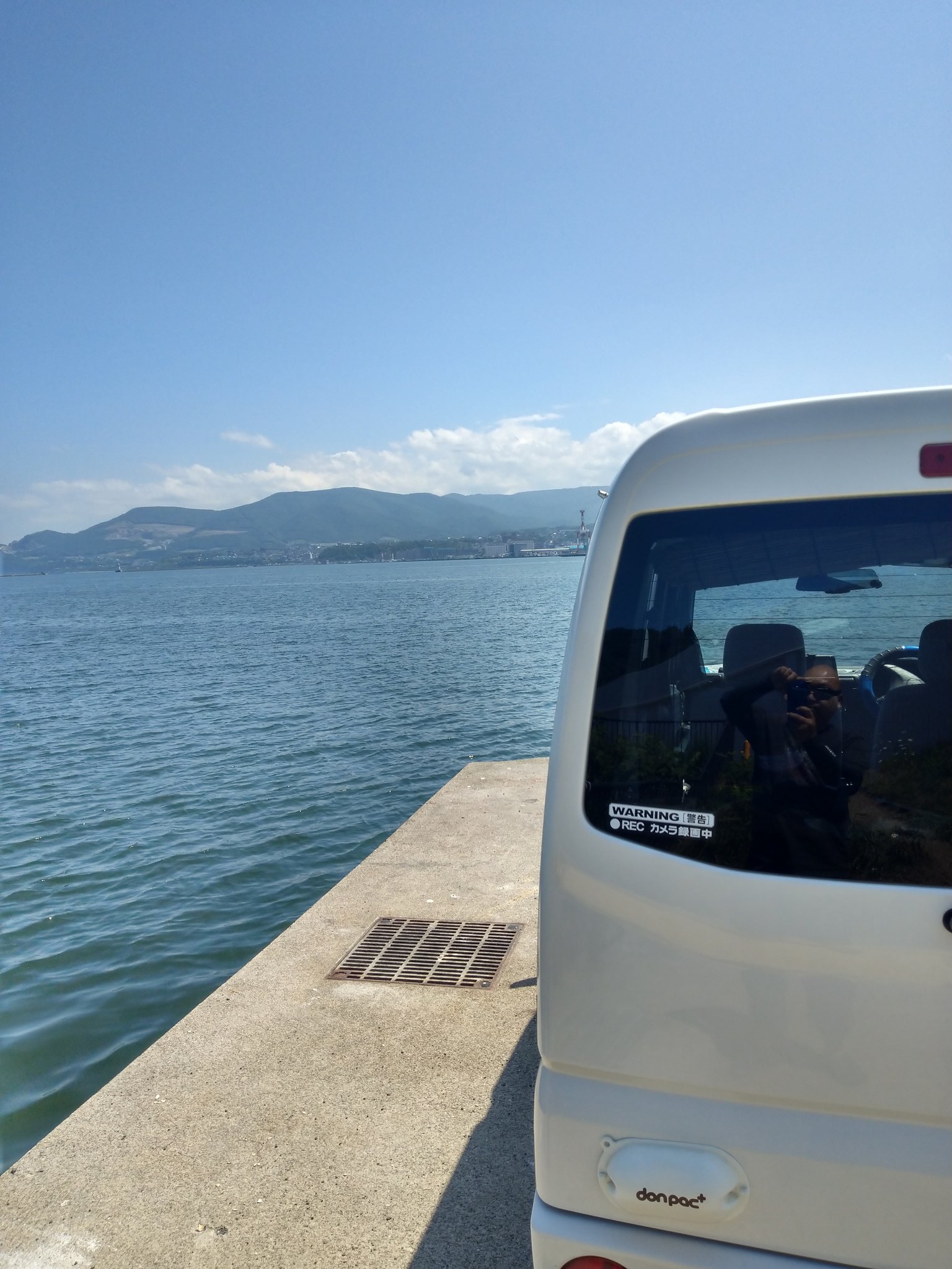 ポリッシー 車は換気とファブリーズ 旅後の場合は日差しの強い日に換気すると良 あとはバルサンのような消臭剤が強力です 生ゴミ等は2重ジップロックで封じる 釣り餌等の強力過ぎる臭いが出るゴミは車外にペットの糞を収納するケース ハッチバック左下