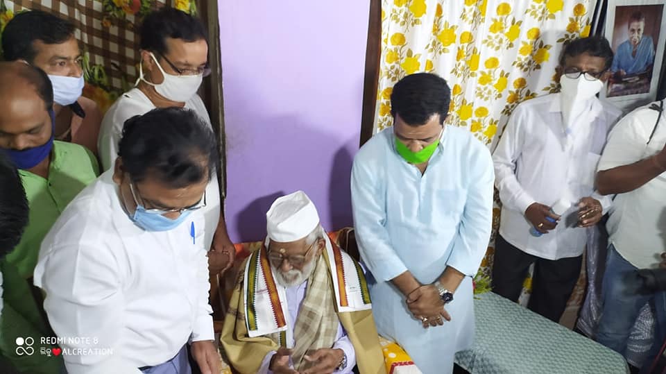 BJD4Jspur's tweet photo. ବର୍ଷିୟାନ ସ୍ଵାଧୀନତା ସଂଗ୍ରାମୀ ଶ୍ରୀଯୁକ୍ତ ବିଶ୍ଵନାଥ ଦାସଙ୍କୁ ଜଗତସିଂହପୁରର ବିଧାୟକ ଶ୍ରୀଯୁକ୍ତ ପ୍ରଶାନ୍ତ ମୁଦୁଲି ଓ ଜିଲ୍ଲାପାଳ ଶ୍ରୀଯୁକ୍ତ ସଂଗ୍ରାମ କେଶରୀ ମହାପାତ୍ର ରାଷ୍ଟ୍ରପତି ସମ୍ମାନ ପ୍ରଦାନ କରୁଛନ୍ତି ।
@Naveen_Odisha 
@bjd_odisha https://t.co/yf2ZsYAvGL