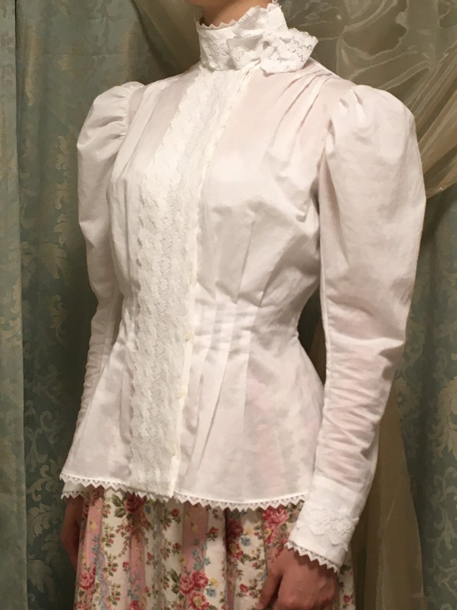 衣服標本家 長谷川 Arsさんは 半 分解展に来てくださり仲良くなりました 素敵な洋服を着ているな と思ったら なんと手づくりとのこと しかも 服づくりは独学とのこと このブラウスも手作業もりもりで 作り込みがエグいです Clo 3dも独学でやっている