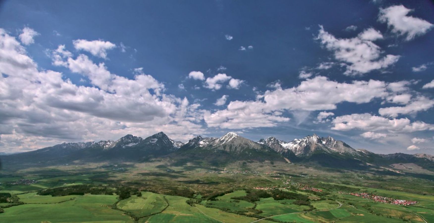 駐日スロヴァキア大使館 今日は 山の日 西の 小カルパチア山脈 に始まり 中央に 低タトラ山脈 北にはスロヴァキア最高峰のgerlachovsky Stitのある 高タトラ山脈 が連なる 山国スロヴァキアの山写真を集めてみました 雄大な景色が魅力的