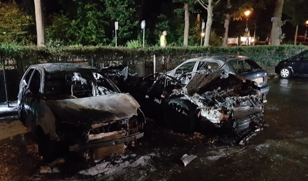 Auto's totaal verwoest, mogelijk brandstichting -...