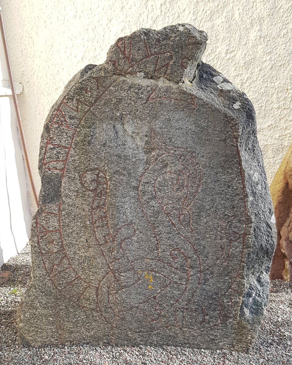 HEIR
Runestones may have worked as documents of inheritance, which is clear on this stone, U259. The inscription is: ”Kåre, Munulv’s heir, had … after Froste, his son”. The word heir is not very common, it only appears on around 10 stones, which makes this runestone special.