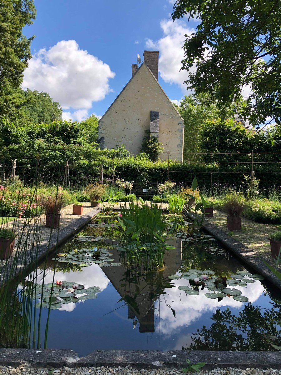 CentreQuestion's tweet photo. Le domaine de Poulaines, véritable havre de paix qui a traversé les époques, est a découvrir cette semaine 🌳 ⛲ 🍃 🏰 🌿

Pour voir la vidéo, c'est ici ➡️
https://t.co/MfByhva4Lg

#CetEteJeVisiteLaFrance 
#CetEteJeVisitelIndre 
#Indre #Berry #Poulaine https://t.co/ucqa5QHn0b