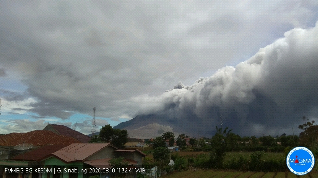 oysteinvolcano's tweet photo. #Sinabung volcano erupted again today 10th August at 10:16 and 11:17 local time. The first eruption (photo no.1.) at 10:16 produced a ash plume that reached a height of +/-5000m above the summit, according to Indonesian Authorities @id_magma https://t.co/GB5g287Jho