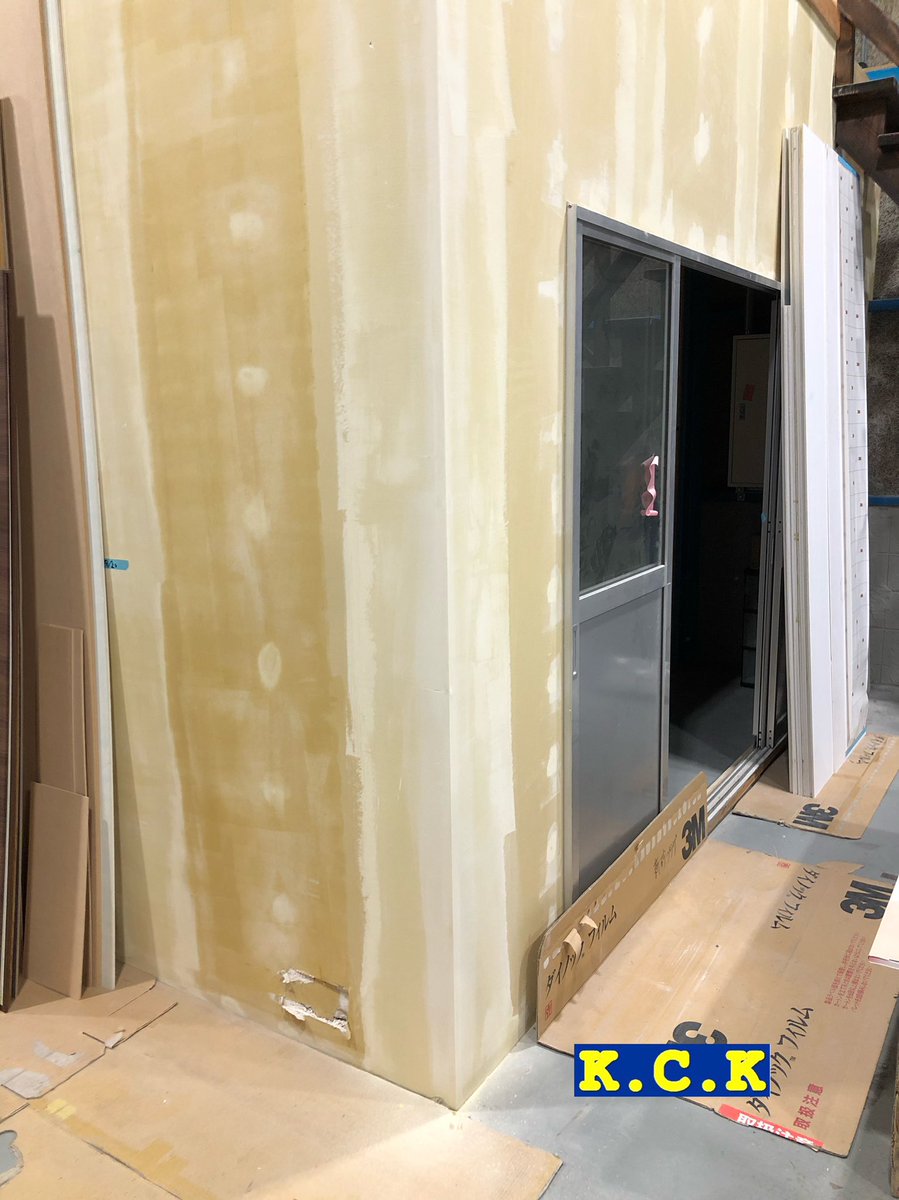 神奈川中央建設有限会 Mission Plant 作業場の壁に穴が 直しついでにサンプル作りました プチリフォーム 壁貼り プチdiy 日曜大工女子 木目 カーボン クロス 壁紙 店舗 住宅 リフォーム リノベーション 高級 オフィス Japan