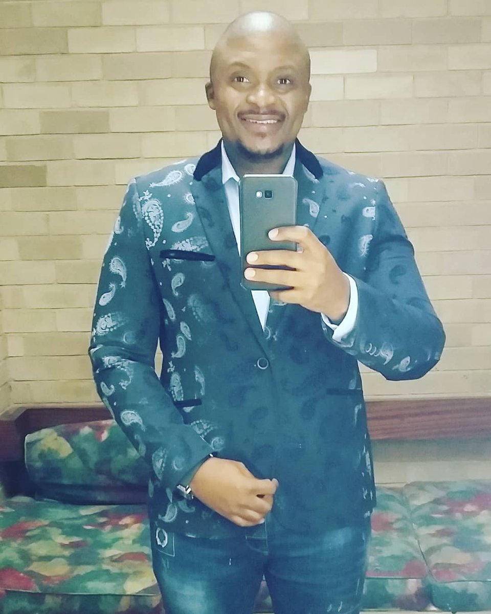 ProeticSA's tweet photo. I am excited to announce that I will be making an appearance on @MuvhangoSA Please tune in tonight at 21:00 on @SABC_2 🙏🏾🎬🎥🎭
#AllRoundPerformer #Actor #Rapper #Artist #TeamProetic #ProeticFlows #muvhango #Karabo https://t.co/R3RGZOtSr4